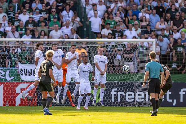 Robert Skov erzielt das Tor zum 0:1. - © David Inderlied/dpa