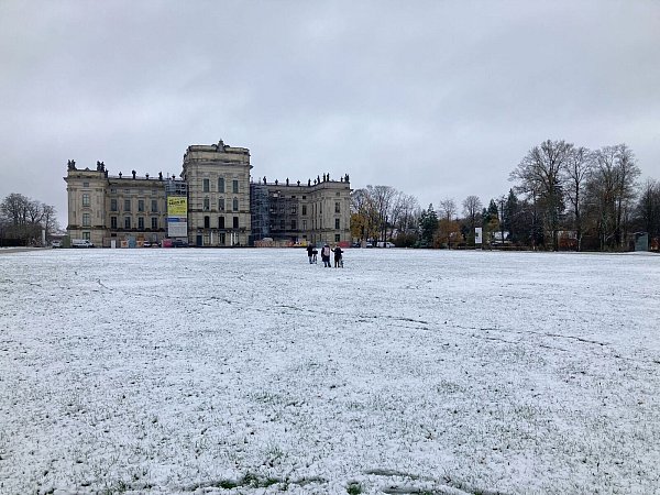 Der Norden Deutschlands wie hier das Schloss Ludwigslust in Mecklenburg-Vorpommern bekam vielerorts schon Schnee ab. - © Iris Leithold/dpa