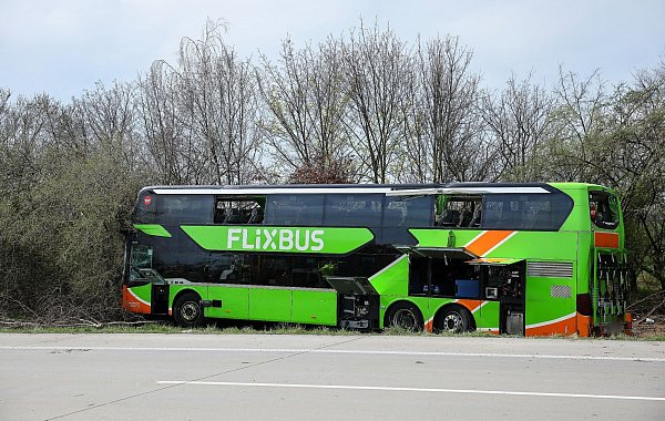 Der Fahrer des auf der A9 verunglückten Busses soll nach Angaben des Busunternehmens alle Lenk- und Ruhezeiten eingehalten haben. - © Jan Woitas/dpa