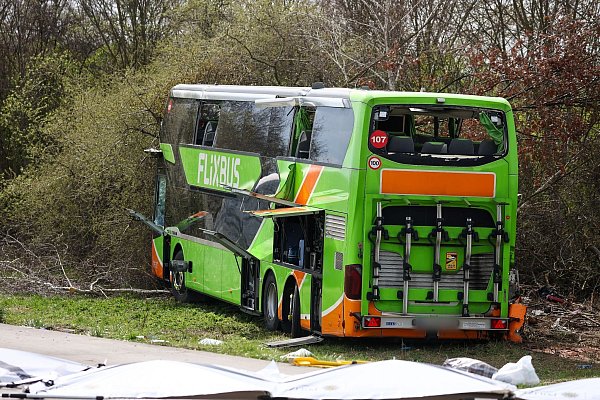 Der Bus mit mehr als 50 Passagieren und zwei Fahrern war auf dem Weg von Berlin nach Zürich verunglückt. - © Jan Woitas/dpa