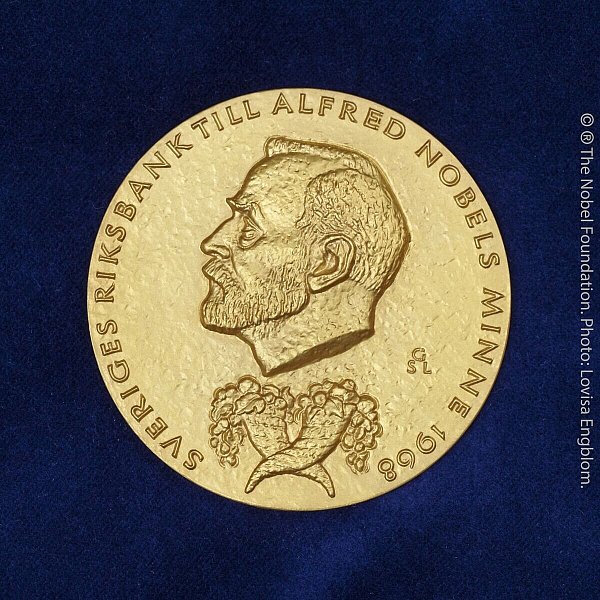 Diese besondere Medaille erhalten die Wirtschaftsnobelpreisträger. (Archivbild) - © Lovisa Engblom/The Nobel Foundation/dpa