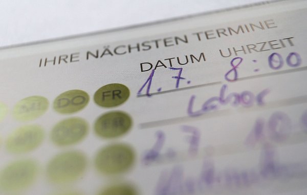 Termine bei Fachärzten bekommen viele Kassenpatienten erst nach Wochen. (Archivbild) - © Karl-Josef Hildenbrand/dpa