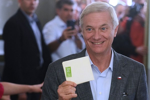 Der deutschstämmige Rechtspolitiker Kast wird wohl gegen die Kommunistin Jara in die Stichwahl ziehen. - © Esteban Felix/AP/dpa