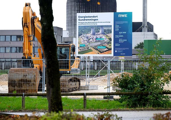 Eine Bautafel informiert in Gundremmingen über den Energiestandort. (Archivbild) - © Sven Hoppe/dpa