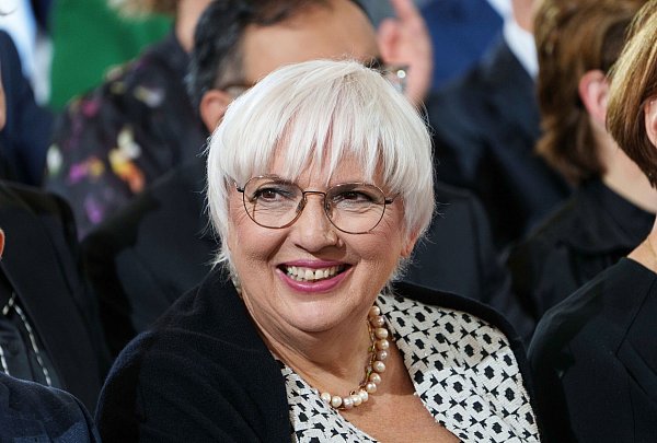 Kulturstaatsministerin Claudia Roth zeigt sich erleichtert über die Zustimmung zum neuen Filmförderungsgesetz. (Archivbild) - © Andreas Arnold/dpa Pool/dpa