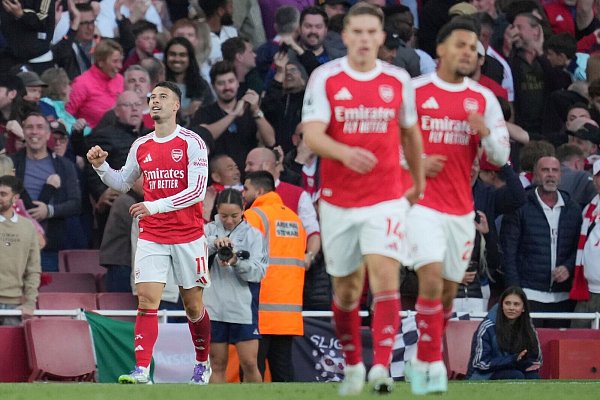 Gabriel Martinelli erzielte in der dritten Minute der Nachspielzeit den Ausgleich für Arsenal. - © Kin Cheung/AP/dpa