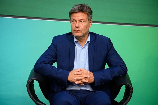 Wirtschaftsminister Robert Habeck spricht sich für einen temporär begrenzten und staatlich subventionierten «Brückenstrompreis» für energieintensive Unternehmen aus. In der Koalition ist das umstritten. - © Bernd von Jutrczenka/dpa