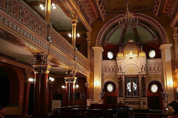 Die 1860 erbaute Tempelsynagoge wurde farbenprächtig saniert. In den oberen Rängen haben die Frauen ihren Platz. - © FOTOS: PATRICK SCHLÜTTER