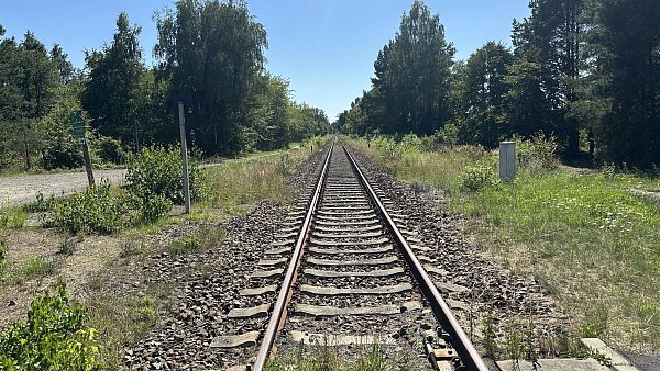 Nahe dieser Bahnstrecke wurde die Leiche des vermissten 13-Jährigen entdeckt. - © Danilo Dittrich/dpa