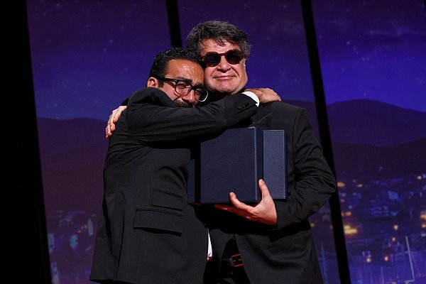 Der Filmemacher Vahid Mobseri umarmt Jafar Panahi bei der Preisverleihung. - © Joel C Ryan/Invision/AP/dpa