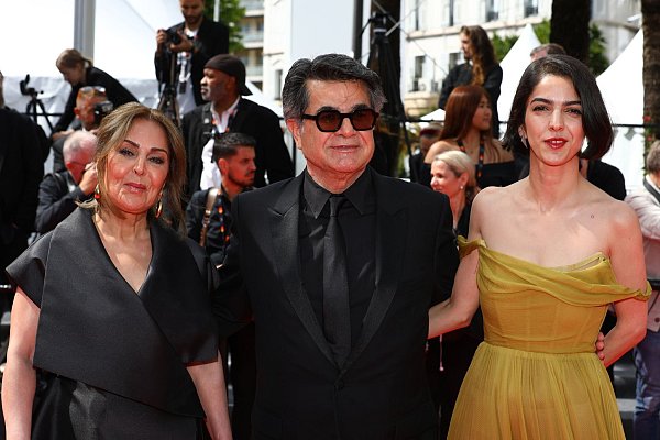Panahi mit seiner Frau und seiner Tochter in Cannes. - © Mickael Chavet/ZUMA Press Wire/dpa