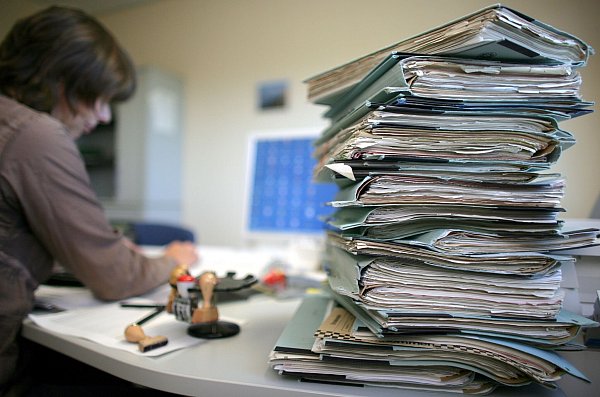 Überbordenden Vorschriften kosten die deutsche Wirtschaft Milliarden (Archivbild) - © Patrick Pleul/dpa