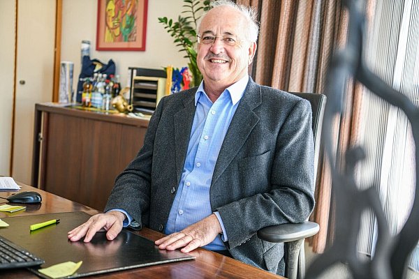 Essingens Bürgermeister Wolfgang Hofer unterstützt die Initiative von Lucas Fuchs für einen Dönerladen in der Gemeinde. - © Jason Tschepljakow/dpa