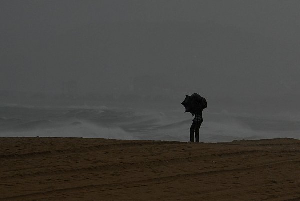 Ein schwerer Zyklon hält vor seinem Auftreffen auf Land Menschen und Behörden an Indiens Ostküste im Golf von Bengalen in Atem. - © Mahesh Kumar A./AP/dpa