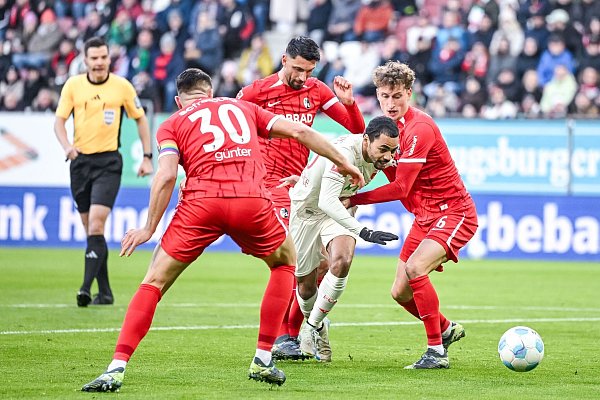 Alexis Claude-Maurice (2 v r) im Gewühl mit den Freiburgern. - © Harry Langer/dpa