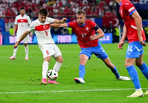 Das türkische Top-Talent Arda Güler (l) stand gegen Tschechien wieder in der Startelf. - © Sina Schuldt/dpa
