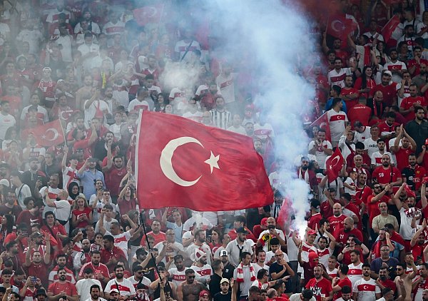 Wie schon in den ersten Gruppenspielen unterstützen viele türkische Fans ihr Nationalteam. - © Sina Schuldt/dpa