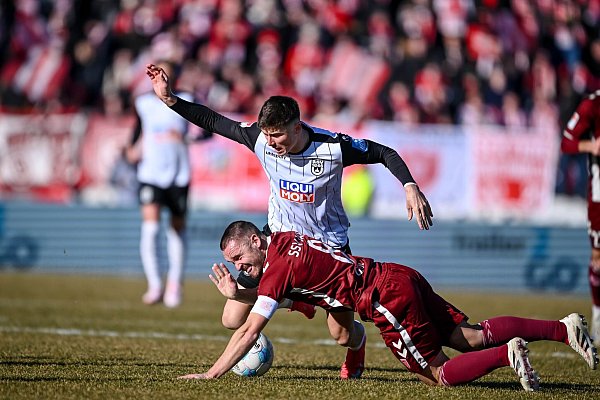 Das tut weh: Regensburg Andreas Geipl (unten) und Regensburg gehen in Ulm unter. - © Harry Langer/dpa