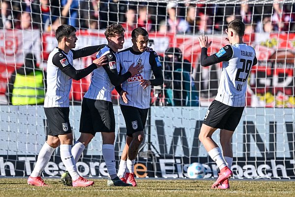 Ulm feiert: Der SSV beendete eine Serie von elf Spielen ohne Sieg. - © Harry Langer/dpa