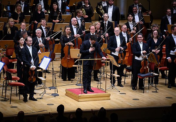 Shani und die Münchner Philharmoniker bekamen am Abend Standing Ovations. - © Bernd von Jutrczenka/dpa