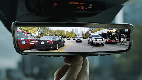 Umschalten: Einige Spiegelsysteme wie etwa der Full Display Mirror (FDM) von Gentex lassen sich bei Bedarf jederzeit zwischen Display- und Spiegelmodus umschalten. - © Gentex Corporation/dpa-tmn