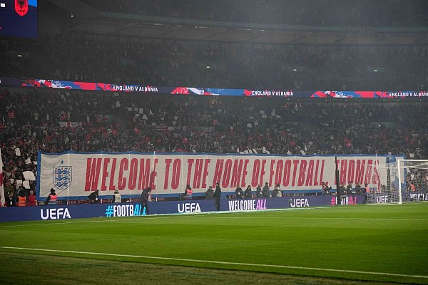 Die englischen Fans begrüßen Thomas Tuchel bei Englands einen 2:0-Sieg gegen Albanien. - © Alastair Grant/AP/dpa