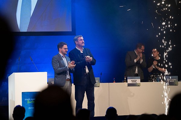 Stehende Ovationen für Markus Söder bei der Ju - in der Aussprache musste sich der CSU-Chef aber vom Parteinachwuchs auch einige kritische Kommentare anhören. (Archivbild) - © Pia Bayer/dpa