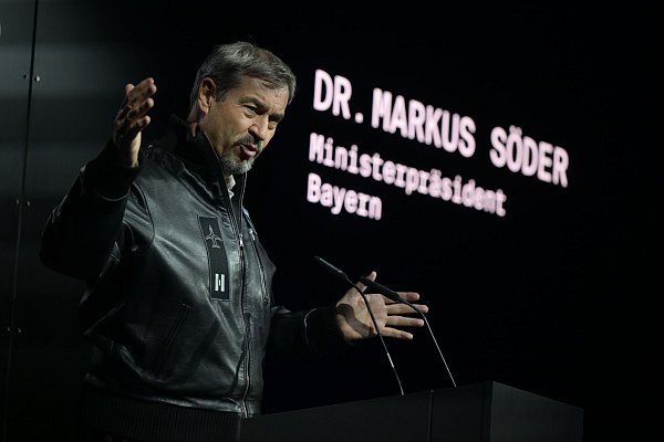 Immer häufiger wechselt Markus Söder für seine Termine die Garderobe passend zum Thema. (Archivbild) - © Peter Kneffel/dpa