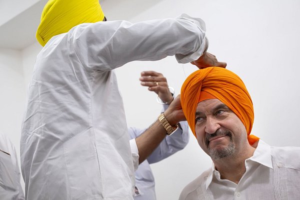 Beim Auslandsbesuch in Indien lässt sich Söder einen Turban anlegen - ein perfektes Fotomotiv für die sozialen Netzwerke. (Archivbild) - © Peter Kneffel/dpa