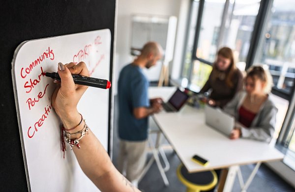 In der Wirtschaftskrise sparen etablierte Unternehmen - das trifft Start-ups. (Archivbild) - © Oliver Berg/dpa
