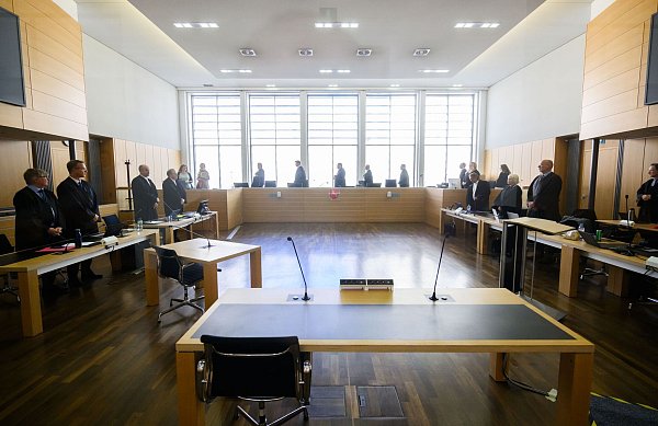In diesem Gerichtssaal im Landgericht Braunschweig fiel am Montag ein Urteil zur Dieselaffäre bei Volkswagen. (Archivbild) - © Julian Stratenschulte/dpa