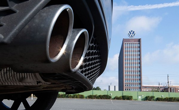 Die Abgas-Affäre stürzte Volkswagen in eine tiefe Krise. (Archivbild) - © Julian Stratenschulte/dpa