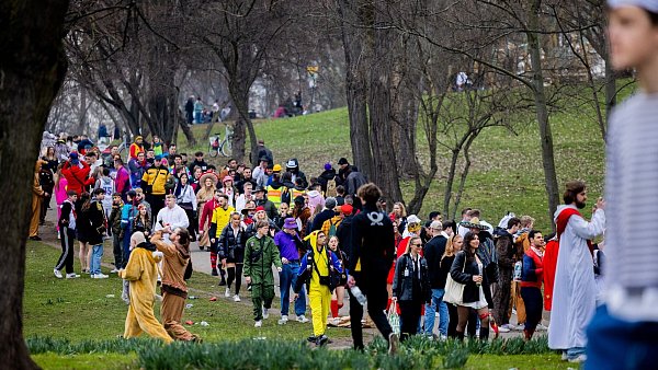 Jugendliche und Studierende feiern am Aachener Weiher unweit der Zülpicher Straße in Köln Weiberfastnacht. - © Rolf Vennenbernd/dpa
