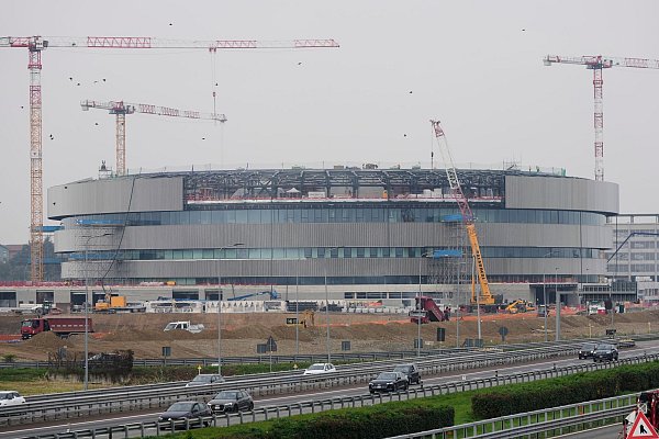 An der Eishockey-Arena wird noch gebaut. - © Luca Bruno/AP/dpa
