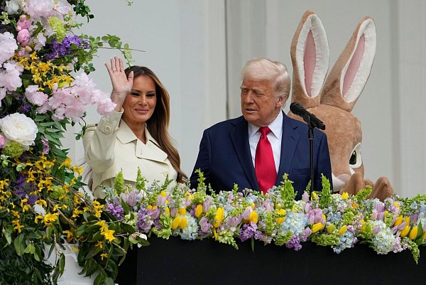 Präsident Donald Trump und First Lady Melania Trump stehen auf dem Balkon des Blauen Zimmers während des White House Easter Egg Roll. - © Alex Brandon/AP/dpa