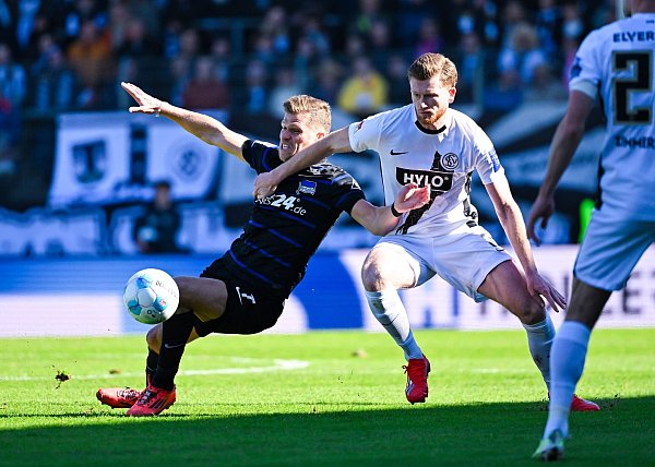 Hertha BSC um Florian Niederlechner (l) kassierte eine böse Schlappe gegen die SV Elversberg. - © Silas Schueller/DeFodi Images/dpa