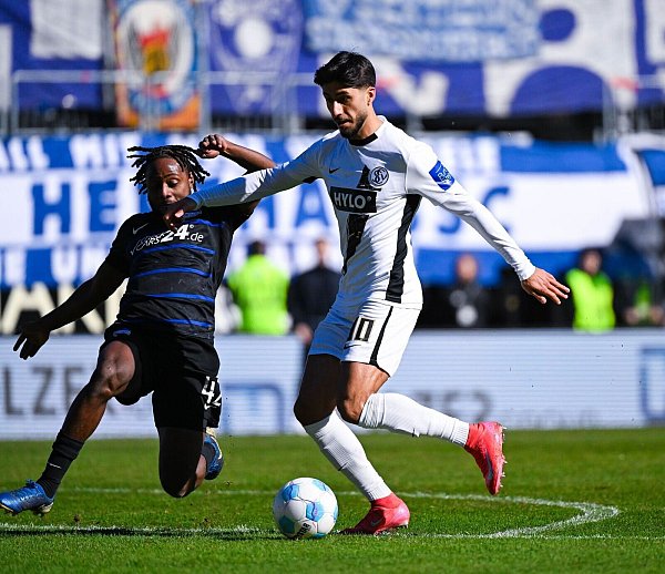 Elversbergs Muhammed Damar (r) erzielte gegen Hertha das 1:0. - © Silas Schueller/DeFodi Images/dpa