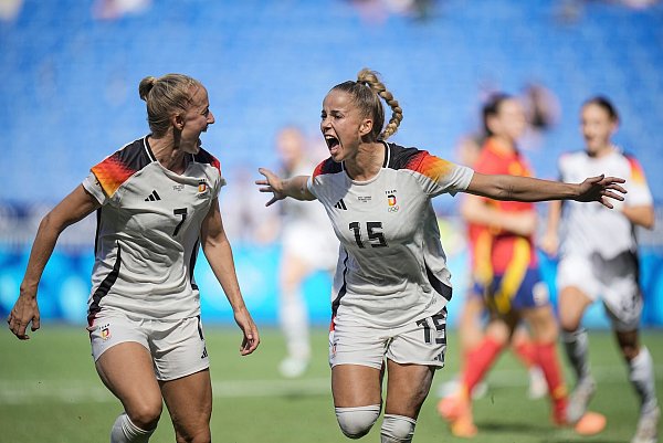 Bayerns Giulia Gwinn (r) ist gegen England DFB-Kapitänin, Vereinskollegin Lea Schüller fällt aus. - © Laurent Cipriani/AP/dpa
