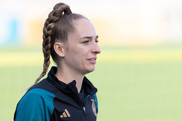 Innenverteidigerin Sophia Kleinherne von Eintracht Frankfurt könnte gegen England eine Option sein. - © Jürgen Kessler/dpa