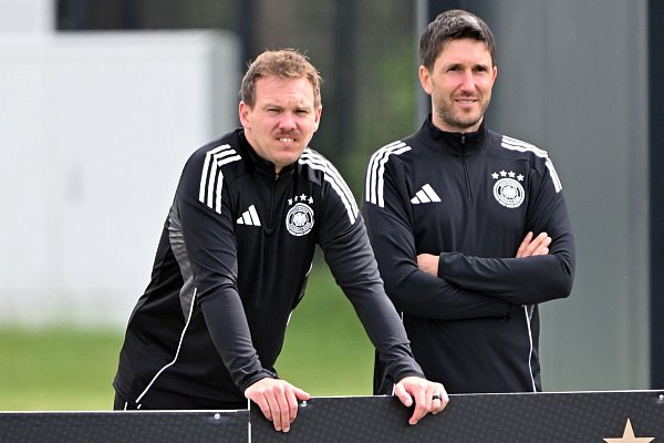 Julian Nagelsmann (l) schaut beim letzten Training nochmal genau hin. Neben ihm Assistent Benjamin Glück. - © Federico Gambarini/dpa