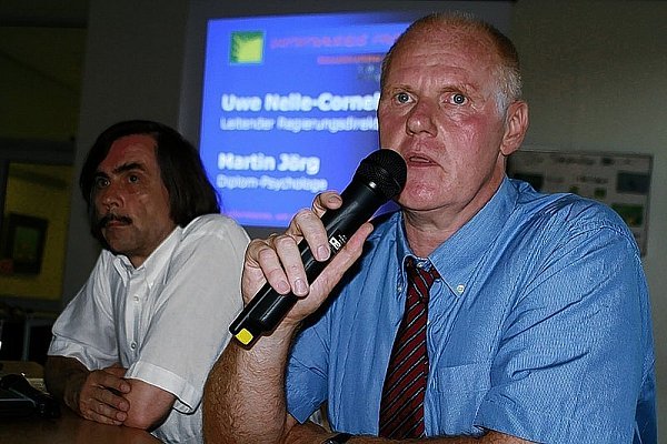 Uwe Nelle-Cornelsen, Leiter der JVA Bielefeld-Senne; neben ihm Norbert Morkes. - © FOTO: LUDGER OSTERKAMP