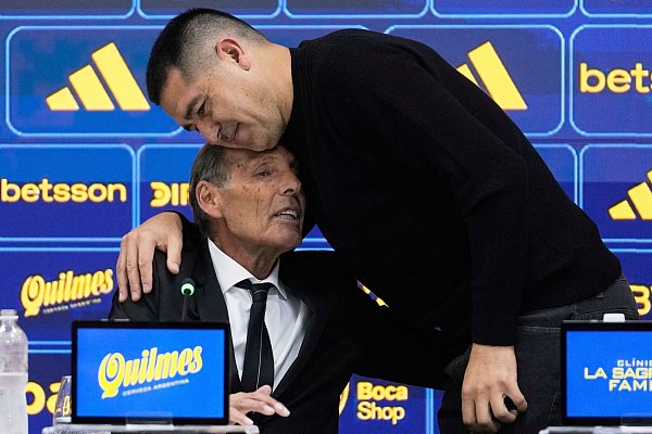 Boca-Juniors-Trainer Russo und Club-Präsident Riquelme bei einer Pressekonferenz. - © Gustavo Garello/AP/dpa