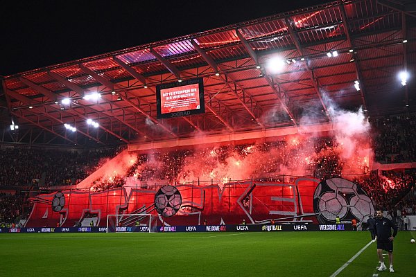 Sorgten für mächtig Stimmung und Zündeleien: Die Fans des SC Freiburg. - © Tom Weller/dpa