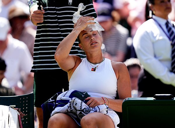 Aryna Sabalenka sucht Kühlung auf dem Centre Court. - © Mike Egerton/PA Wire/dpa