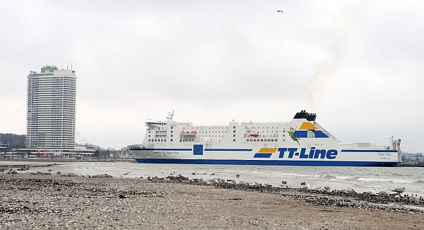 Als die «Peter Pan» 2019 in den Hafen von Travemünde einfährt, ist das Feuer schon gelöscht. (Archivbild) - © Ole Spata/dpa