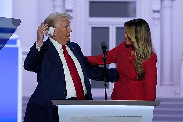 Nur selten trat Melania Trump im Wahlkampf für Fotos mit ihrem Mann auf die Bühne. (Archivbild) - © J. Scott Applewhite/AP/dpa