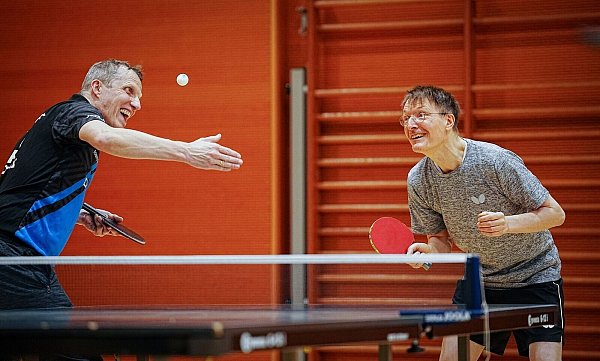 Prominentes Doppel: Tischtennis-Bundestrainer Jörg Rosskopf (l) der damalige Bundesgesundheitsminister Karl Lauterbach (SPD) spielen bei einem Benefizturnier für Parkinson-Erkrankte in der Sporthalle des Deutschen Bundestags. - © Kay Nietfeld/dpa