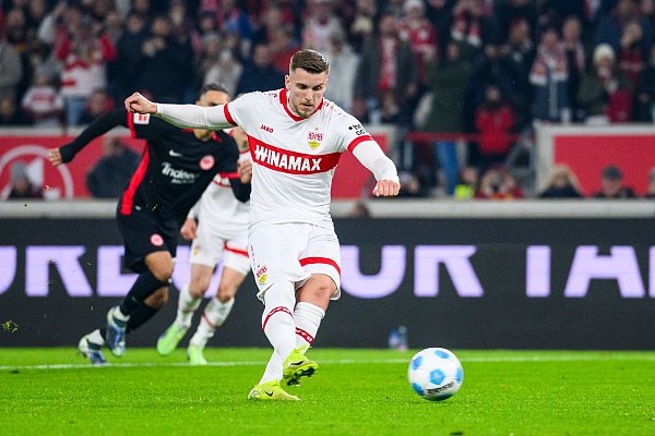 Ermedin Demirovic verschießt einen Strafstoß. - © Tom Weller/dpa