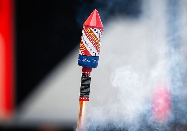 Die brennende Rakete beschädigte in der Wohnung lediglich Möbel. (Symbolbild) - © Soeren Stache/dpa