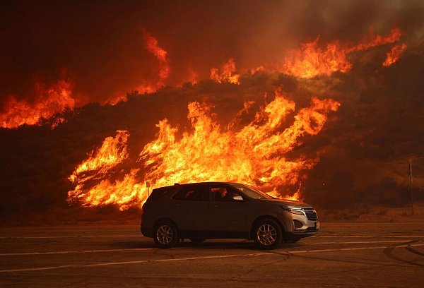 Ein Abschnitt von Highway 5, eine wichtige Verkehrsader in Kalifornien, wurde zeitweise gesperrt. - © Ethan Swope/AP/dpa